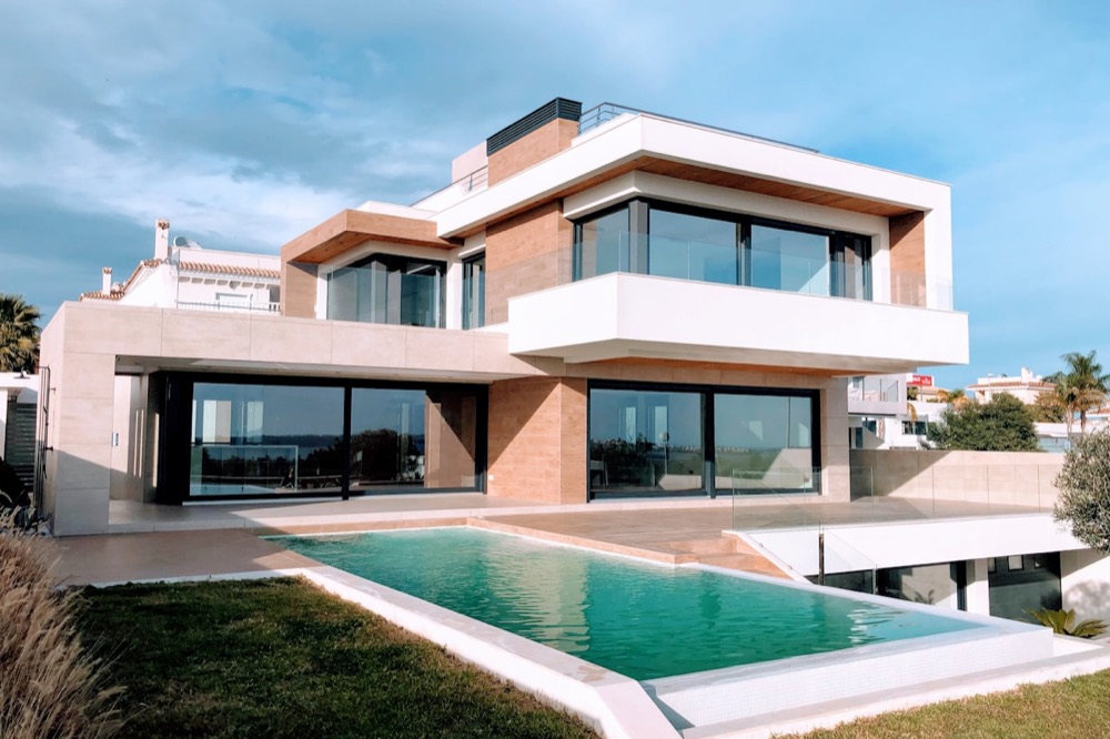 Isztriai kővilla medencével Rovinj mellett